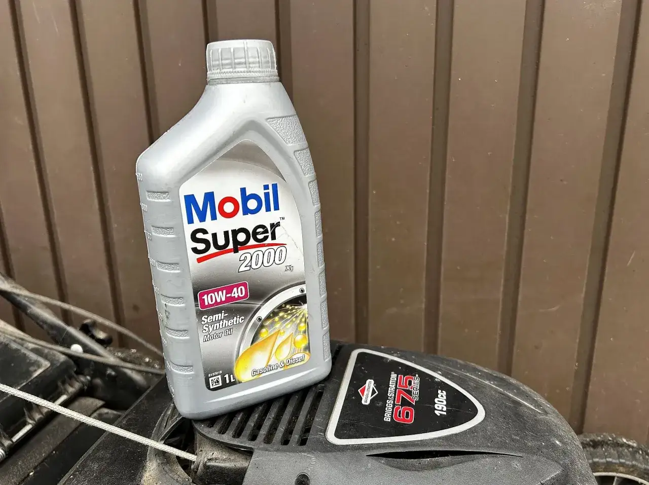 Olej Mobil Super 2000 10W-40 to dobry wybór, jeśli zastanawiasz się, jaki olej do kosiarki Briggs&Stratton.