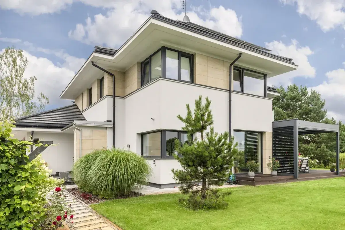 Szare okna - dlaczego są lepsze od białych? Najważniejsze zalety i korzyści