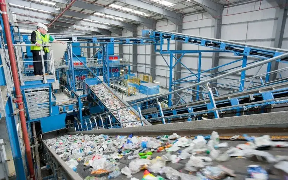 Recykling butelek PET: Jak skutecznie dbać o środowisko?