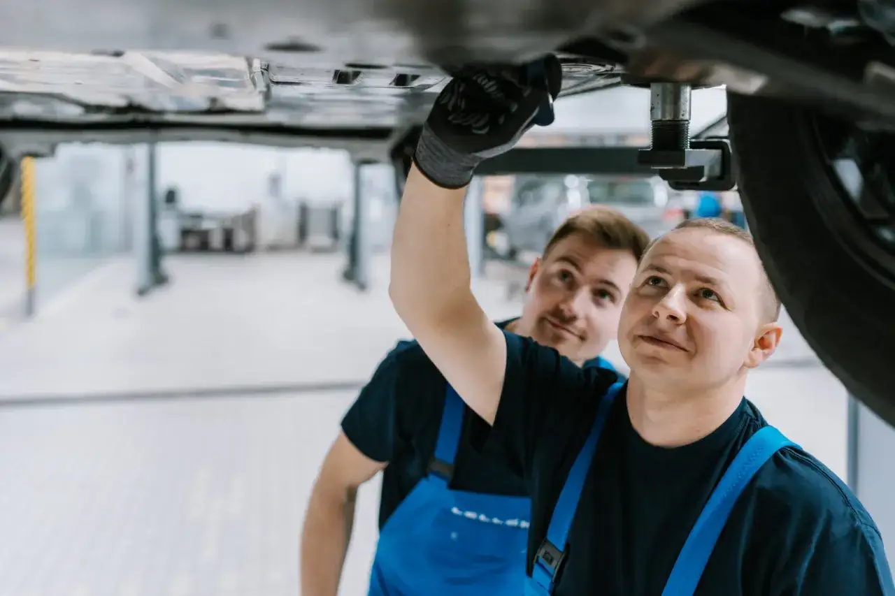 Mechanicy sprawdzają podwozie Skody. Zastanawiasz się, ile kosztuje wymiana oleju w skrzyni DSG Skoda?