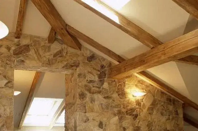 Jak wykończyć belki na poddaszu - metody, materiały i stylizacja dla każdego wnętrza