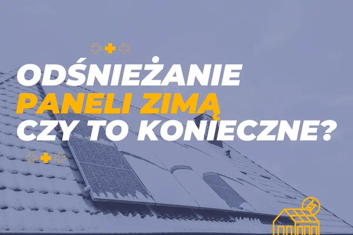 Jak odśnieżyć panele fotowoltaiczne zimą? Czy to konieczne? Na dachu widać pokryte śniegiem panele.