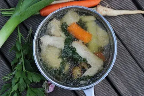 Jak przygotować bulion drobiowy, który zachwyci smakiem i aromatem