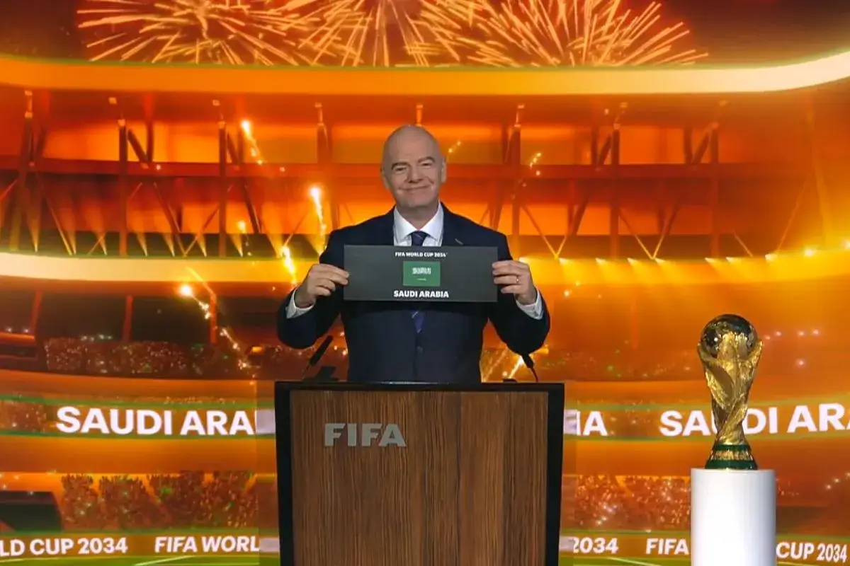 Gianni Infantino ogłasza, że mistrzostwa świata w piłce nożnej 2034 odbędą się w Arabii Saudyjskiej.