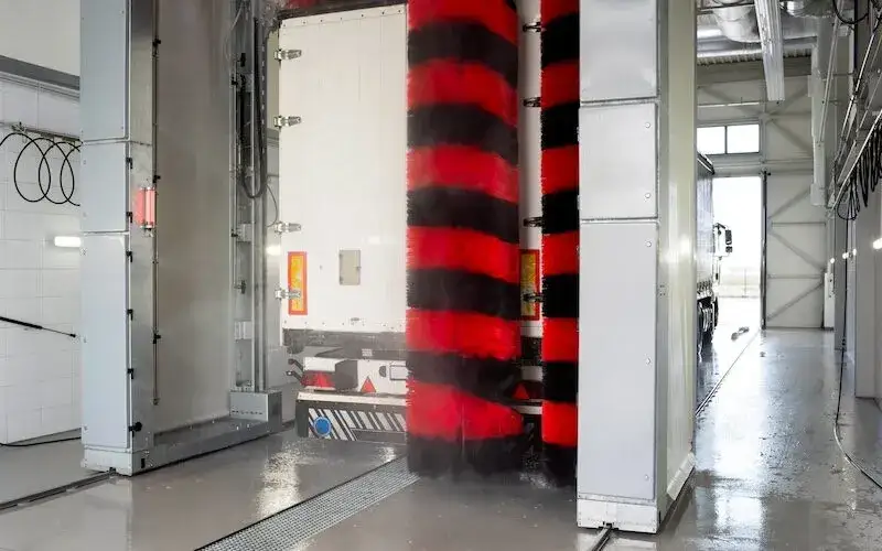 Jak działa myjnia bezdotykowa i dlaczego warto z niej korzystać