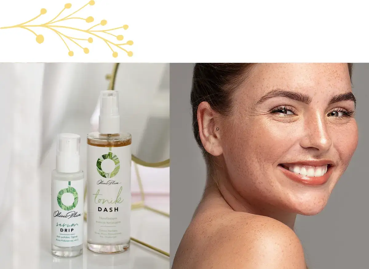 Uśmiechnięta kobieta z piegami, obok kosmetyki: serum i tonik. Dowiedz się, jak nakładać tonik na twarz dla promiennej cery.