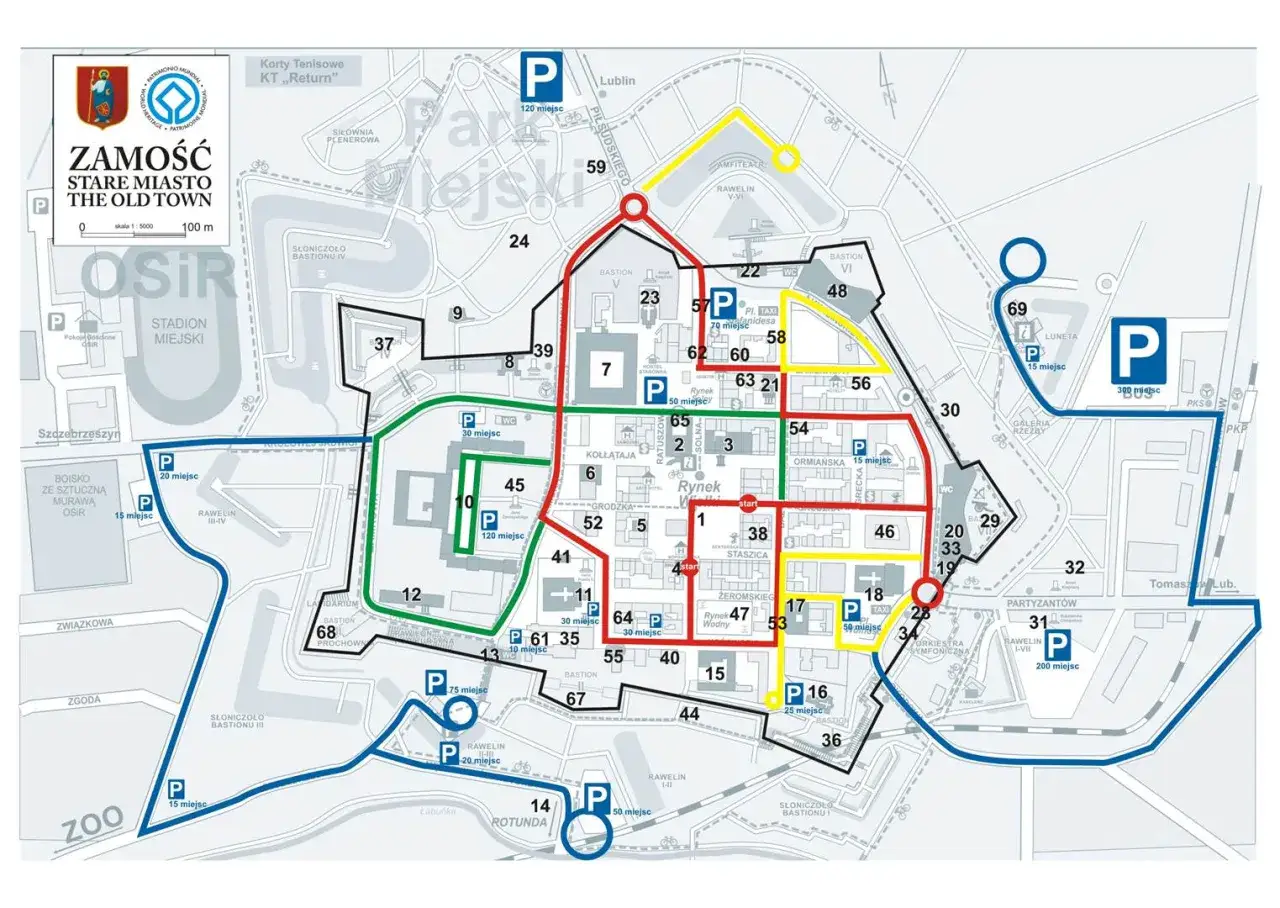 Mapa Zamościa z zaznaczonymi trasami spacerowymi i parkingami. Kolorowe linie wskazują różne ścieżki zwiedzania.