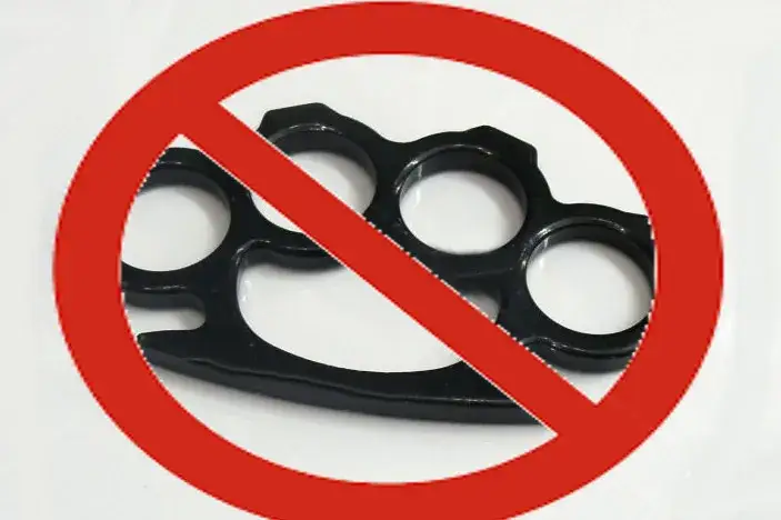 Kastet w Polsce: Legalny? Poznaj kary i bezpieczne alternatywy.