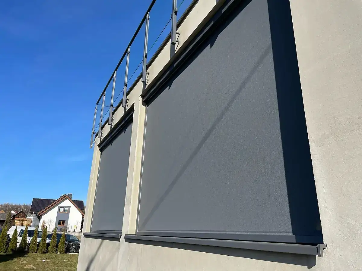 Nowoczesne żaluzje fasadowe zewnętrzne w kolorze grafitowym chronią przed słońcem.
