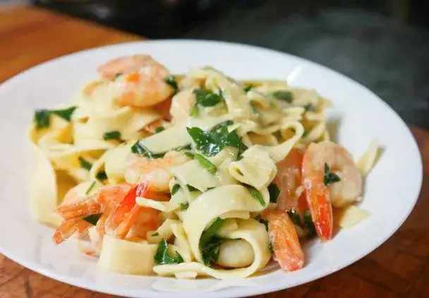 Krewetki z makaronem: Szybki przepis, który zawsze się udaje