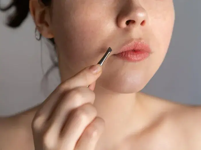 Jak usunąć wąsik żeby nie odrastał – skuteczne metody na stałe