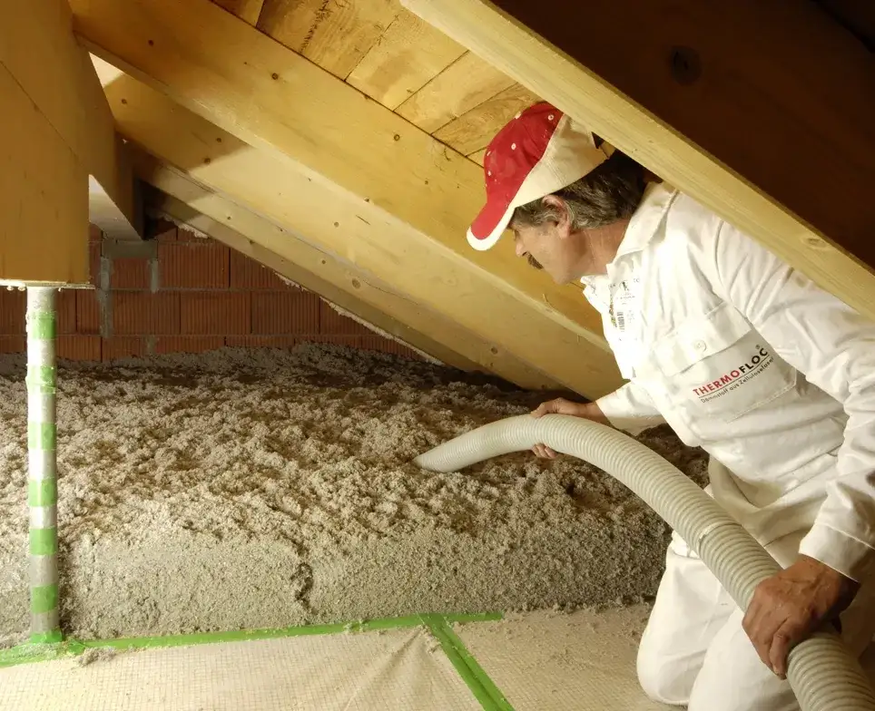 Jak ocieplić podłogę na strychu? Oszczędź do 30% ciepła!