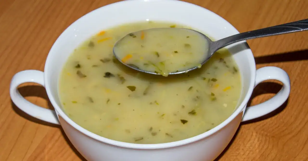 Aromatyczna zupa ogórkowa z koperkiem i marchewką. Idealne jakie przyprawy do zupy ogórkowej? Koperek i pieprz!