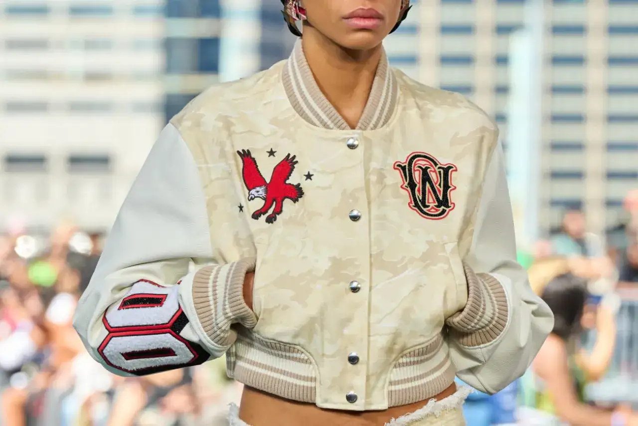 Kurtka bomberka w kolorze off-white od Virgil Abloh z haftowanym orłem i monogramem.