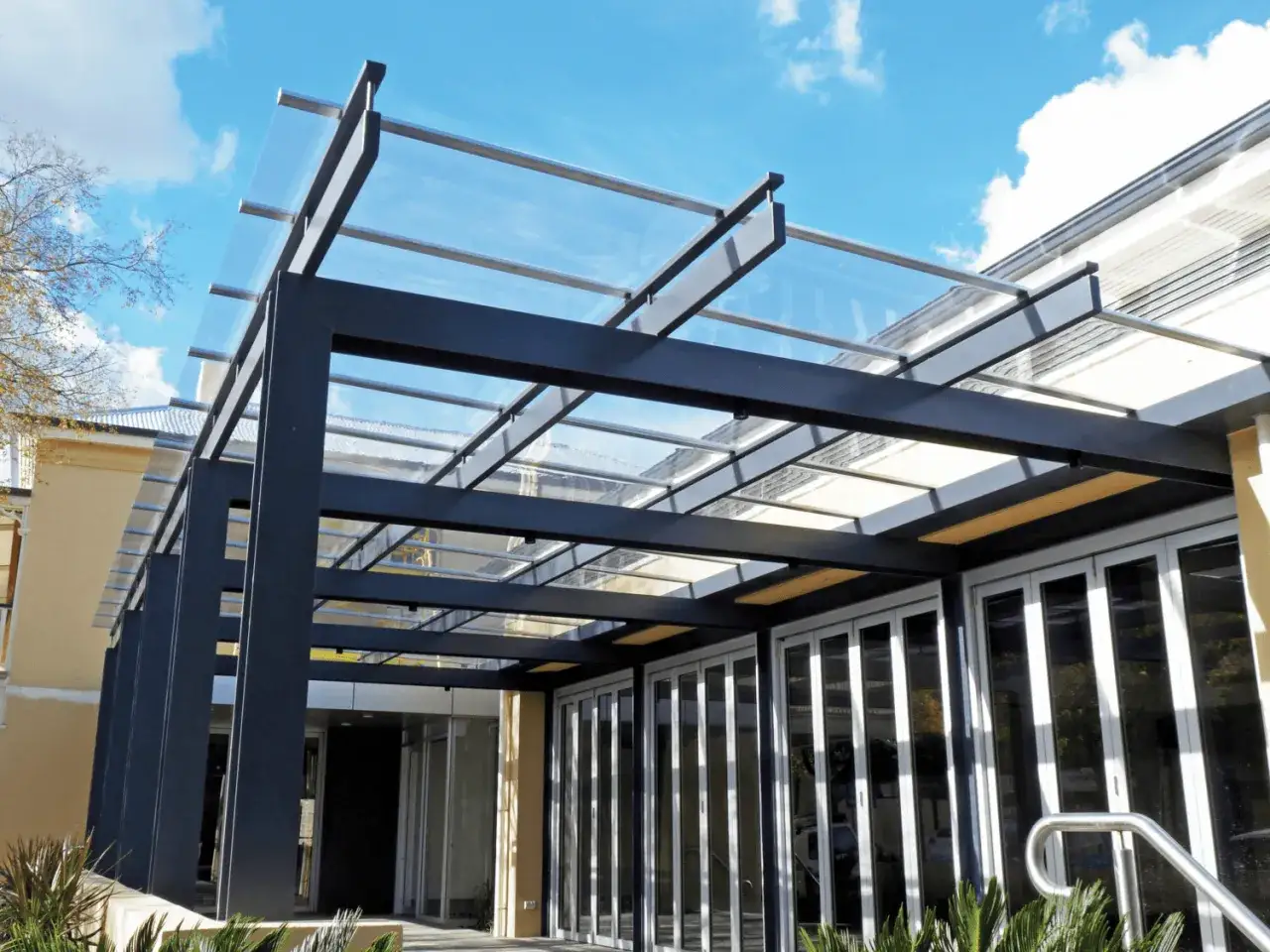 Pleksi czy poliwęglan: Który materiał wybrać dla swojego projektu?