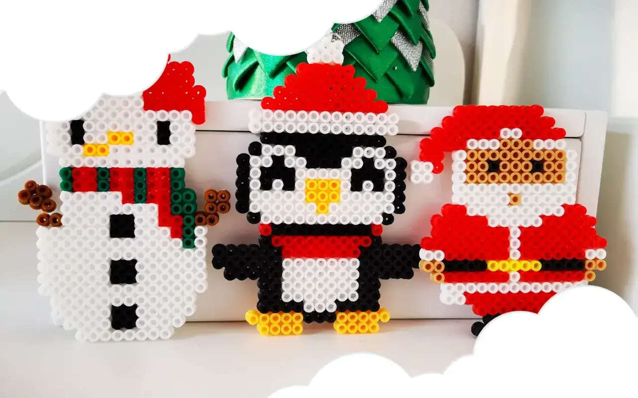 Świąteczne ozdoby z koralików: bałwanek, pingwin w czapce Mikołaja i sam Mikołaj.