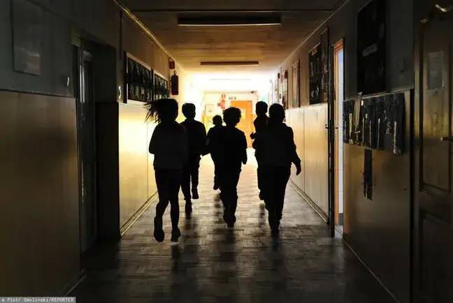 Jak narysować zakaz biegania po szkolnych korytarzach w prosty sposób