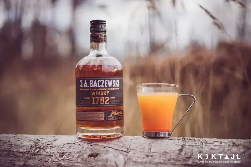 Whisky cynamonowa: Od shota po grzańca! Drinki i przepisy.