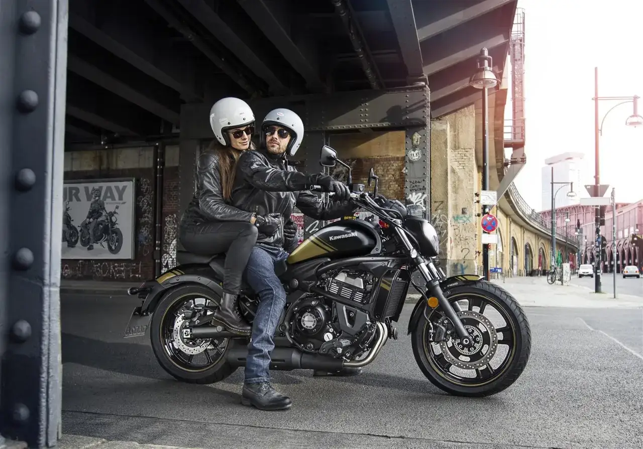Para miele na motocyklu Kawasaki Vulcan S 650. Poznaj kawasaki vulcan s 650 dane techniczne i poczuj wolność na drodze.