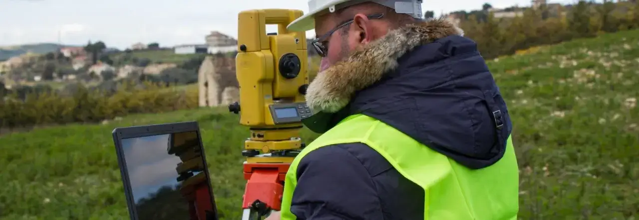 Ile kosztuje geodeta podział działki? Sprawdź ceny i ukryte opłaty