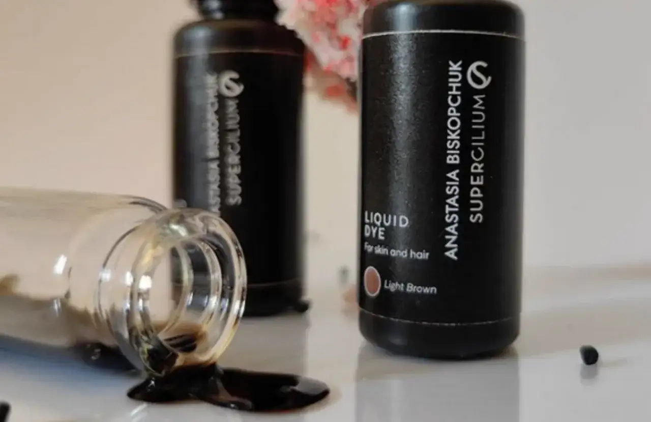 Kiedy najlepsze są płynne farby do brwi? Kiedy warto je wybrać?