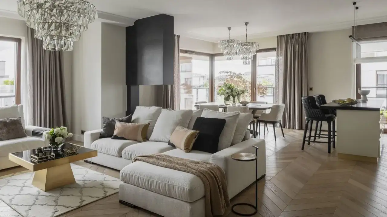 Panele podłogowe jak z filmów historycznych: trwałe i stylowe rozwiązania kinowe