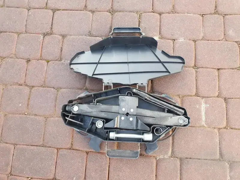 Gdzie dokładnie jest lewarek w Opel Vivaro? Sprawdź, by uniknąć problemów!