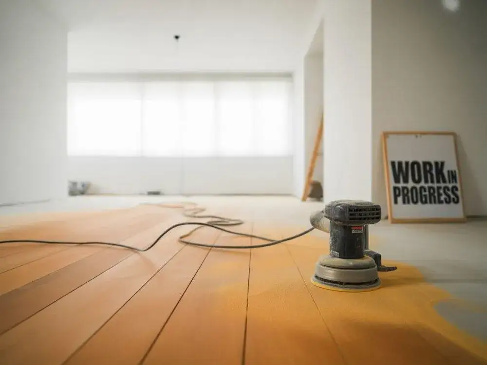 Czy najpierw malować ściany czy cyklinować parkiet? Kluczowe porady remontowe.