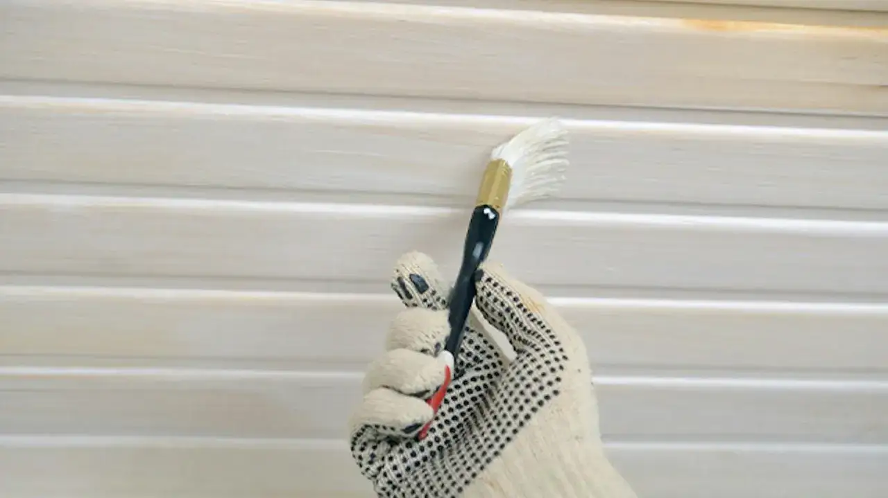 Jak bez błędów pomalować boazerię na biały kolor? Prosty sposób na metamorfozę