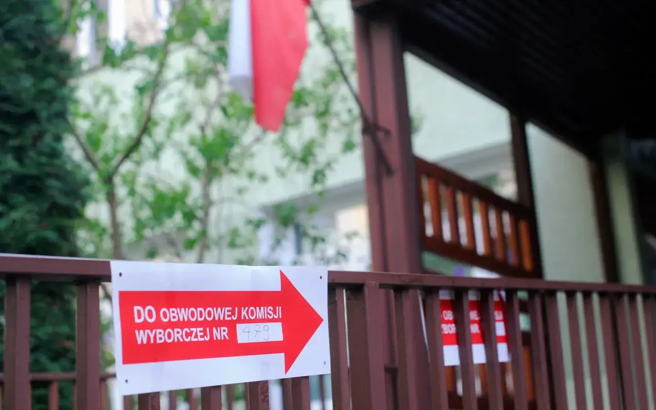 Czerwona strzałka na białym tle z napisem "DO OBWODOWEJ KOMISJI WYBORCZEJ NR 479".