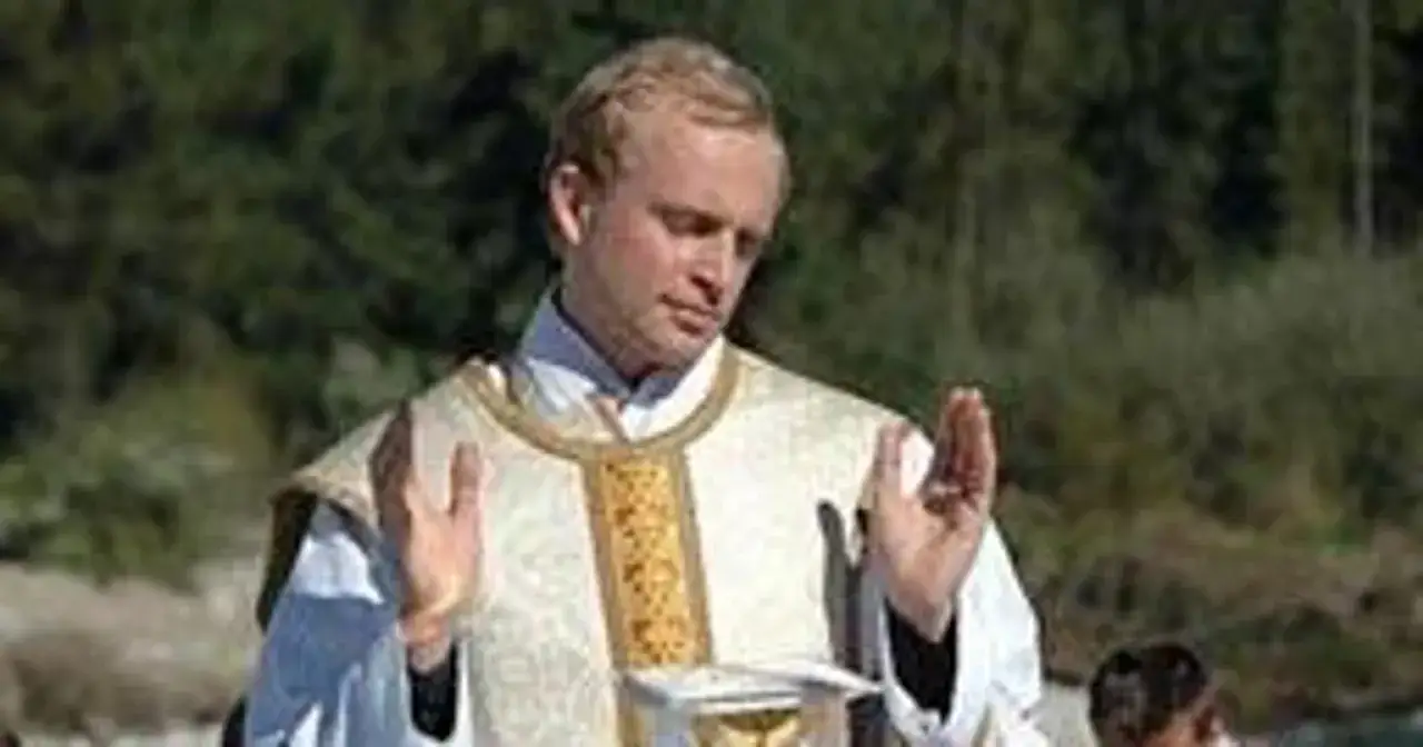 Aktor w stroju kapłańskim, który grał papieża, błogosławi wiernych.