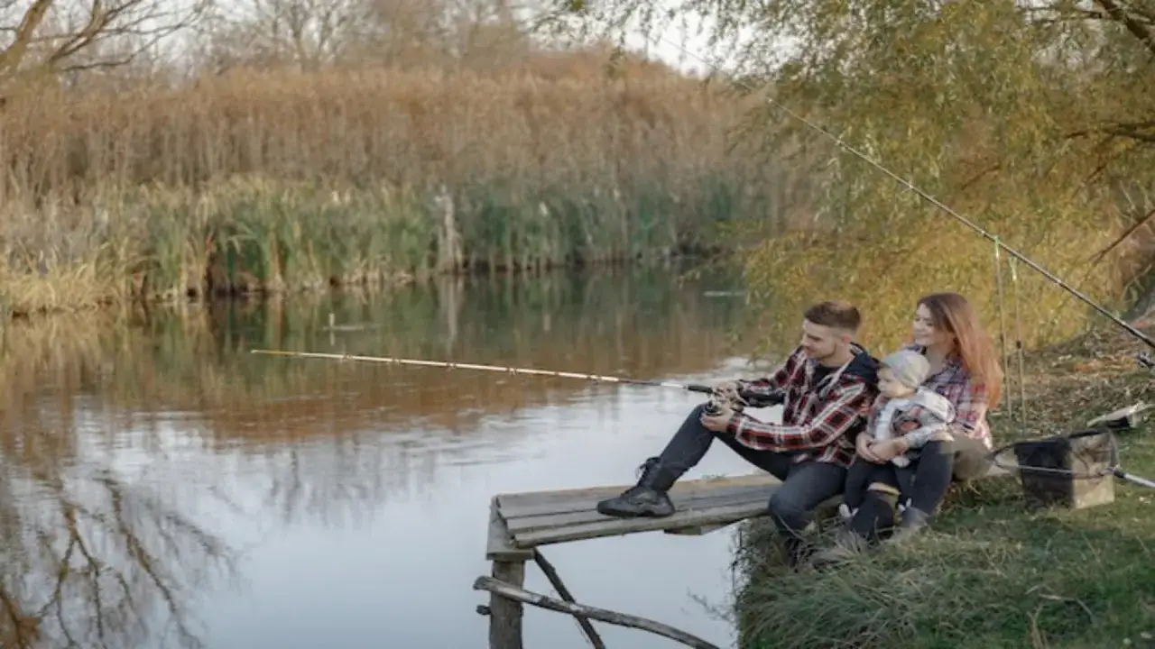 Gdzie na wędkarski wyjazd z noclegiem? Odkryj najlepsze miejsca!