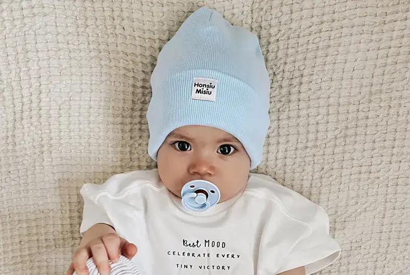 Jaki rozmiar czapki dla 2 miesięcznego dziecka, aby uniknąć dyskomfortu?
