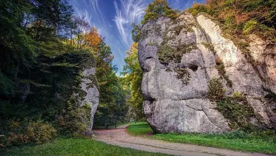 Dlaczego warto zobaczyć Bramę Krakowską w Ojcowie? Tajemnice!