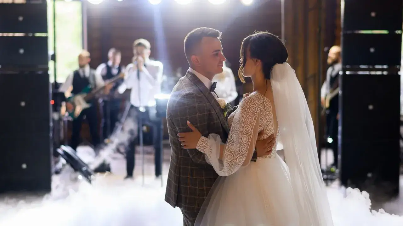 Kiedy płaci się za suknię ślubną? Uniknij nieprzyjemnych niespodzianek