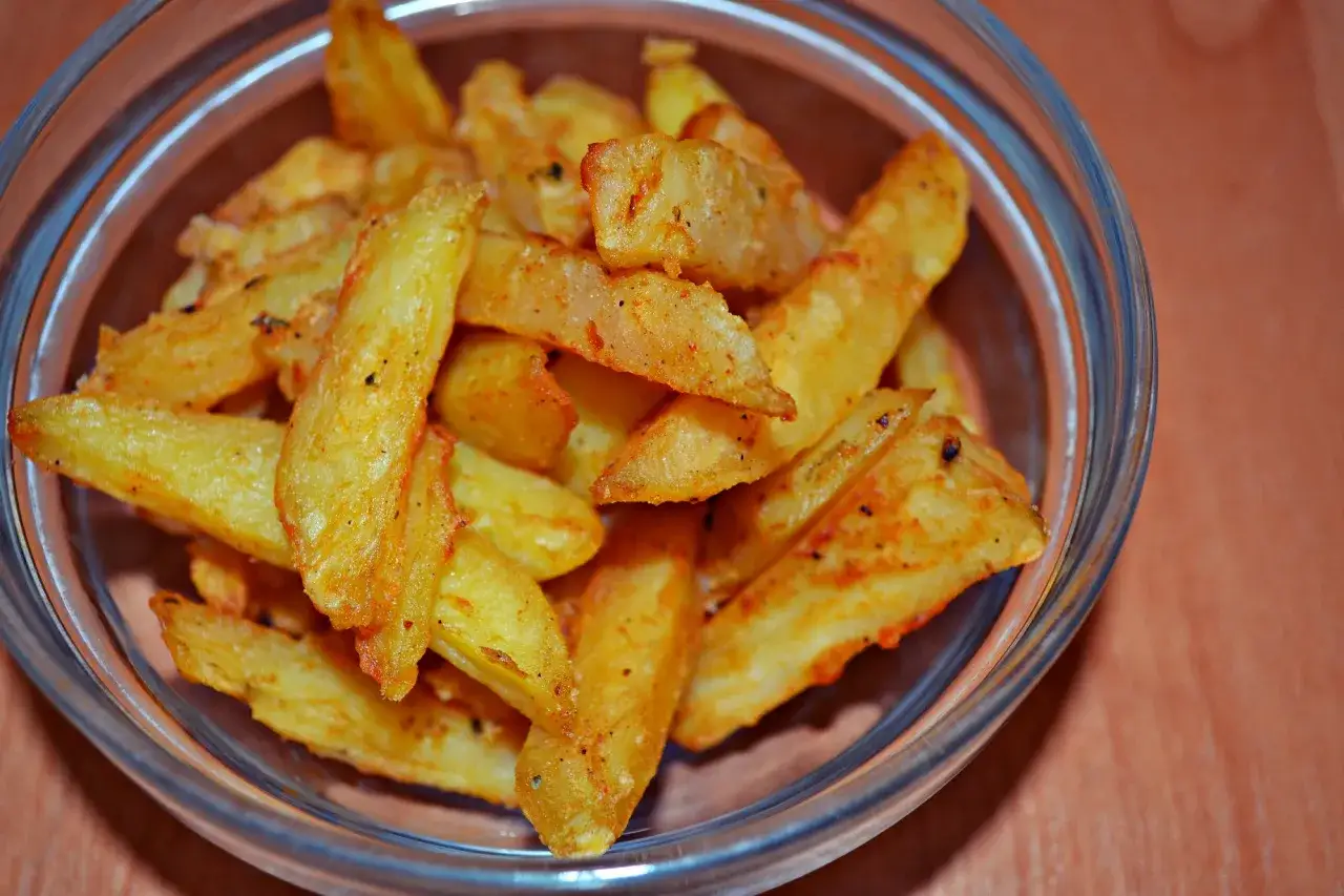 Frytki z piekarnika: Ile kcal? Zdrowsza wersja i przepis