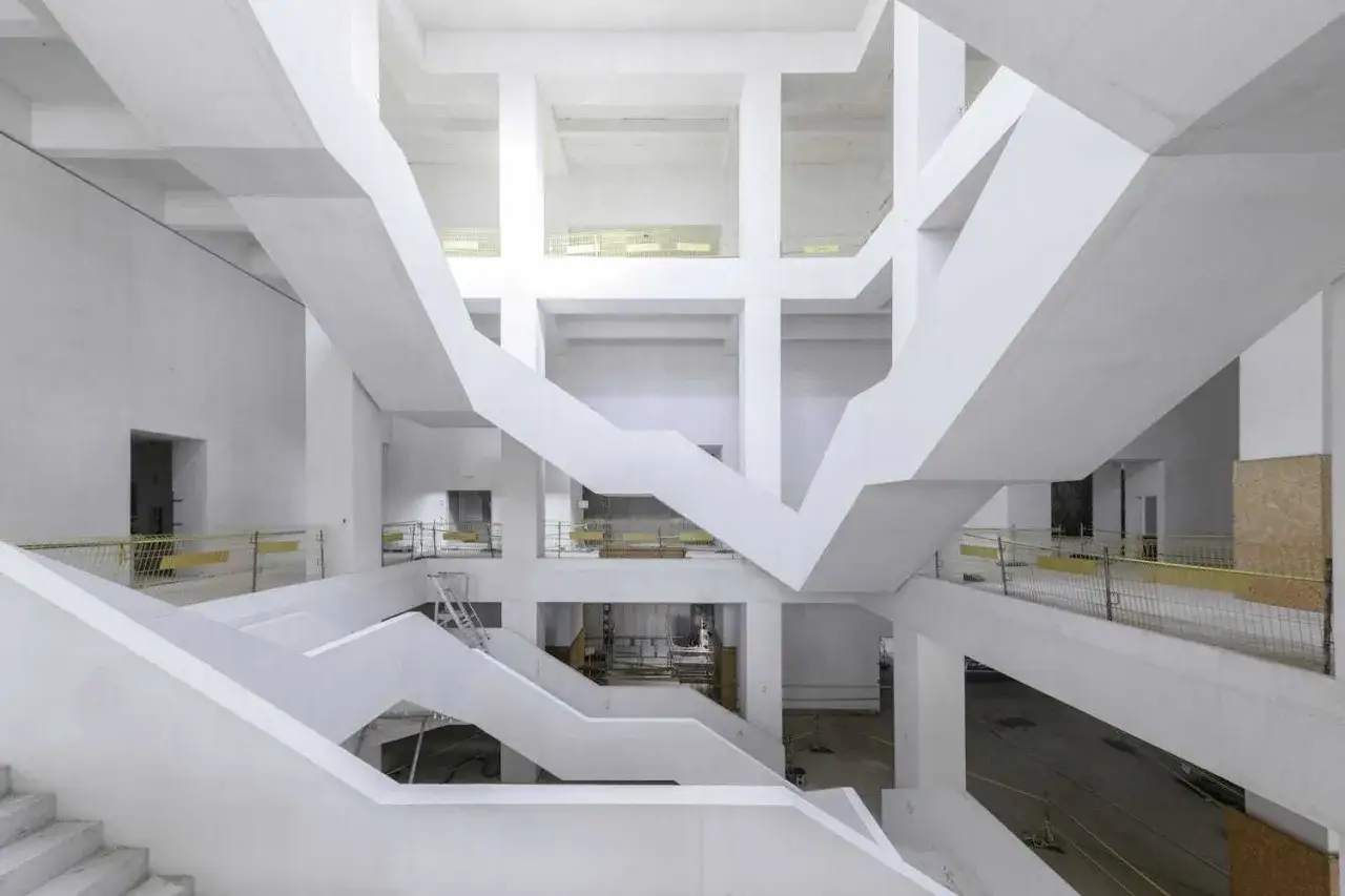 Muzeum Sztuki Nowoczesnej budowa: kluczowe informacje i wyzwania