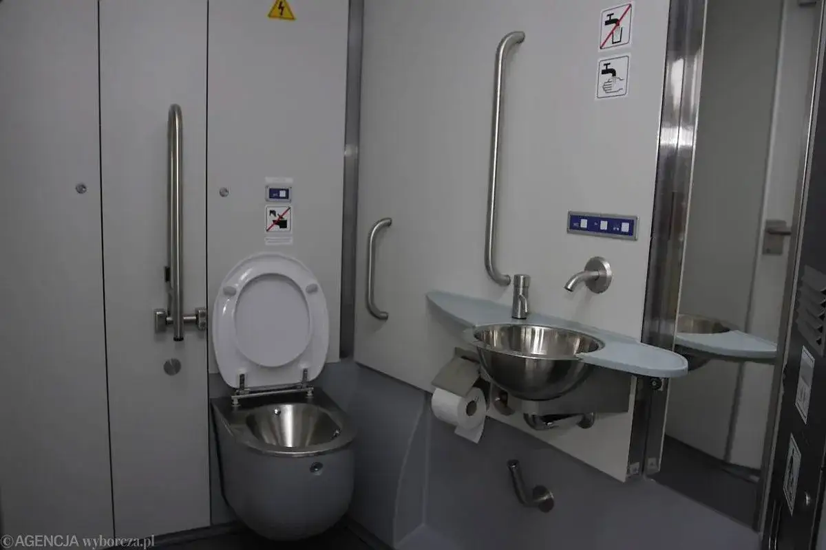 Toalety w Intercity: Jak szybko znaleźć i co musisz wiedzieć?