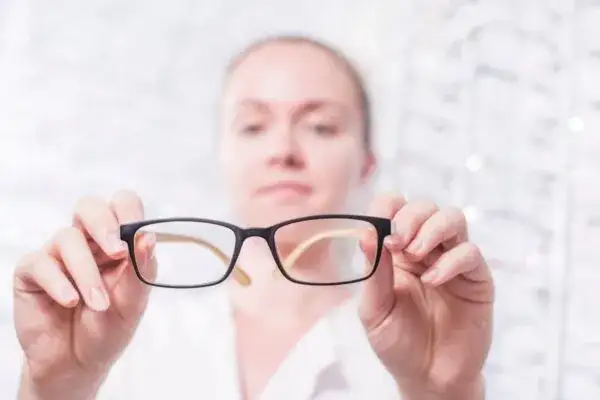 Jak czyścić okulary? Poradnik optyka: Czyste szkła bez rys!