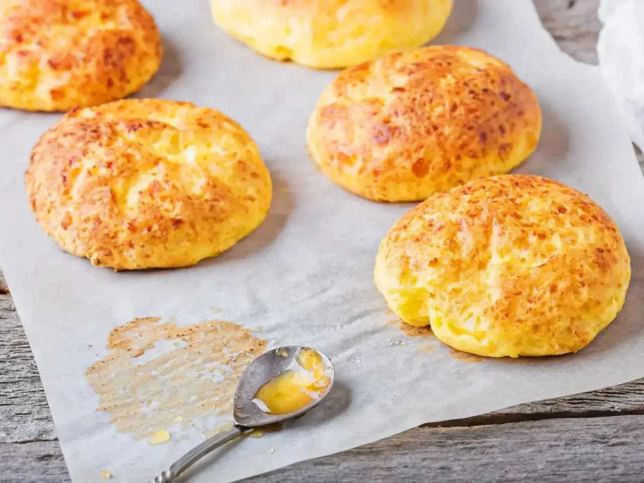 Złociste placuszki z twarogu, idealne na szybki obiad. Pyszny pomysł, co można zrobić z twarogu na obiad.