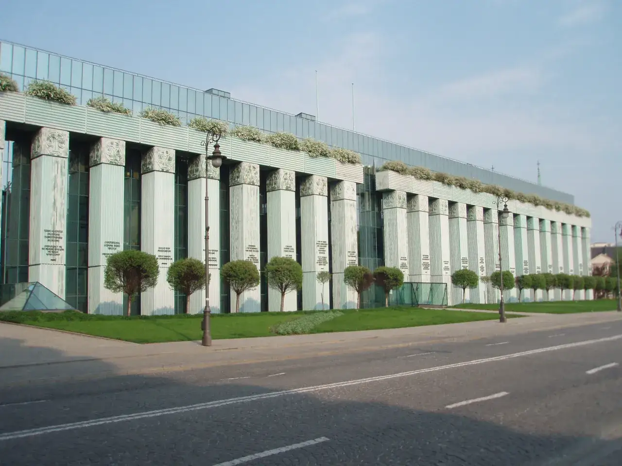 Imponujący budynek z kolumnami i zielenią, gdzie rozstrzygane są ważne sprawy. To właśnie tak wygląda sąd apelacyjny.