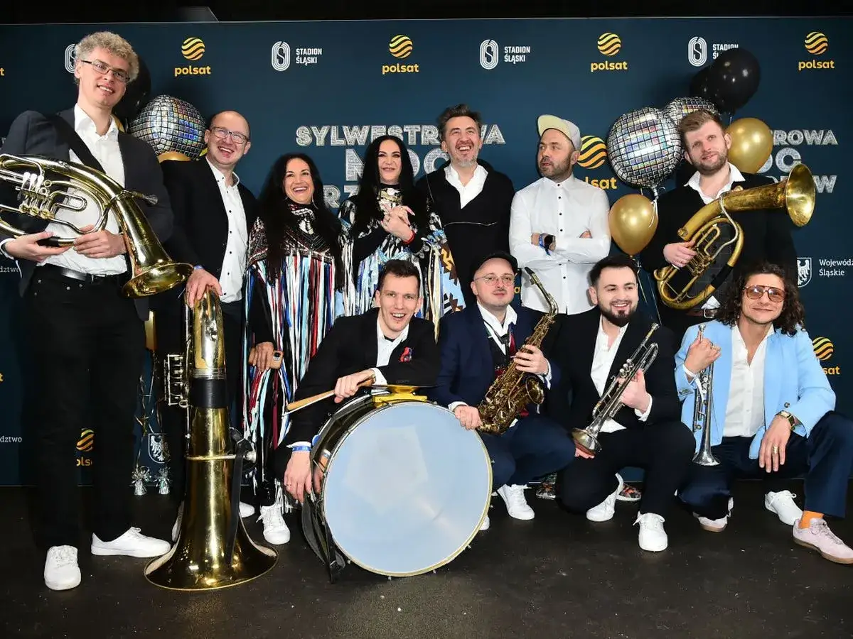 Bum bum orkiestar gotowy do zabawy! Muzycy z instrumentami dętymi i perkusją pozują do zdjęcia.