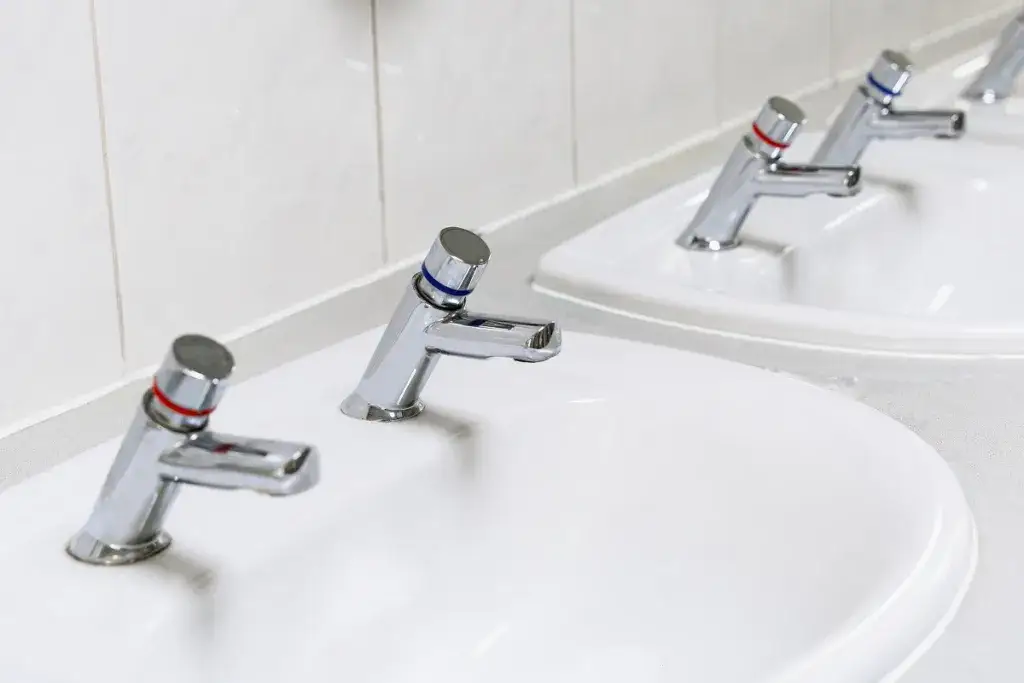 Dlaczego w Anglii są dwa krany? Odkryj zaskakujące powody tej tradycji