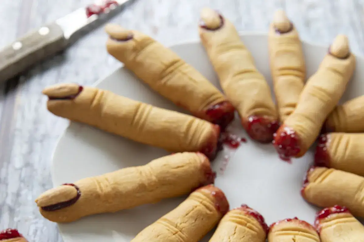 Biscuits en forme de doigts d'Halloween avec de la confiture rouge.
