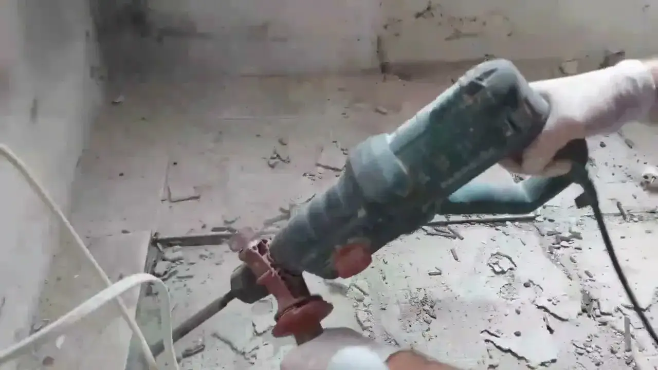 Jak skuc kafelki bez uszkodzeń - skuteczne metody i porady