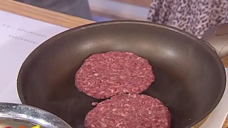 Jak składać burgera - uniknij najczęstszych błędów w przygotowaniu