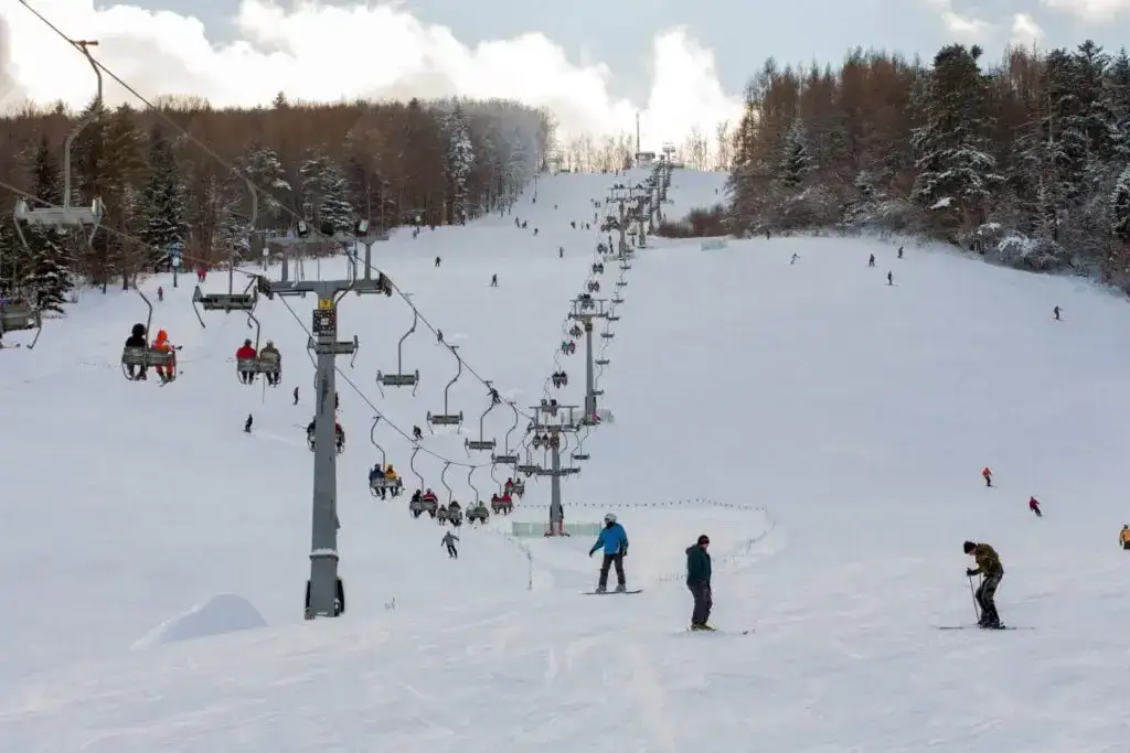 Bieszczady na narty: Stoki, ceny, atrakcje Twój przewodnik 2024/2025