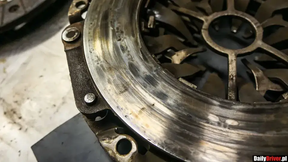 Spalone sprzęgło objawy - jak je rozpoznać i uniknąć kosztów naprawy