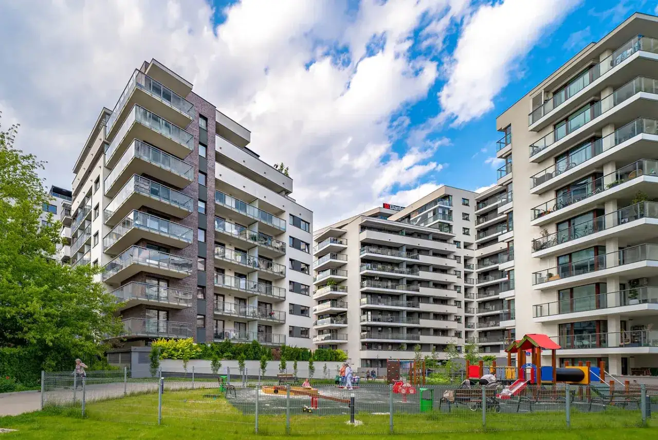 Jakie grzejniki do mieszkania w bloku wybrać, aby zaoszczędzić?