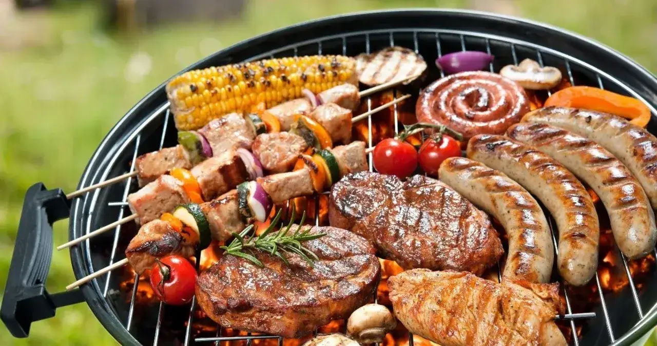 Czas na grill: najlepsze promocje i przepisy na udane grillowanie